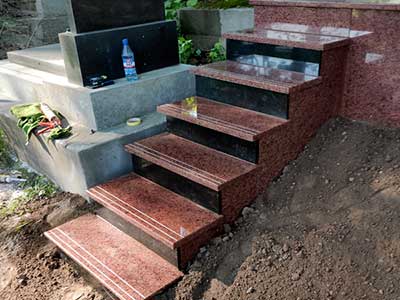 Сходи з червоного граніту
